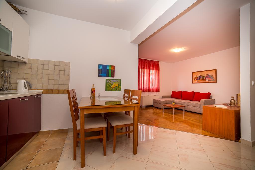 Apartments Kristina Makarska Exterior foto